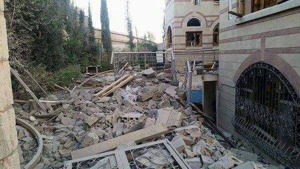 طيران التحالف يدمر منزل قيادي حوثي بحي النهضة شمال العاصمة صنعاء (صور)