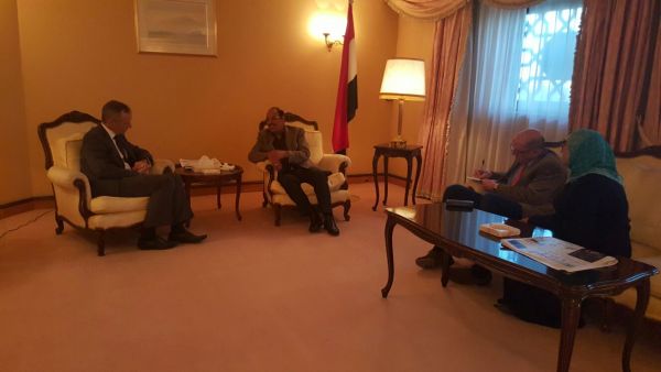 في اول ظهور رسمي: اللواء الاحمر يلتقي السفير  البريطاني في الرياض