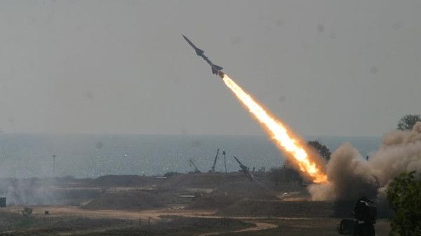 منظومة الدفاع الجوية تسقط صاروخ بالستي أطلقه الحوثيون على مأرب