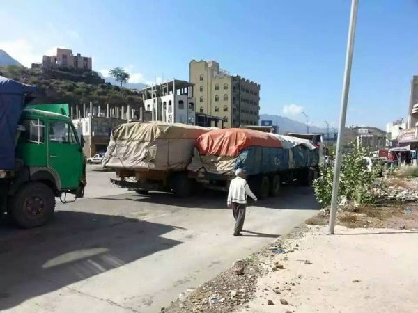 وزير الإدارة المحلية : أكثر من مائة شاحنة إغاثية محتجزة لدى الحوثيون في مداخل تعز