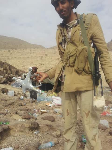 مأرب: رجال المقاومة يسقطون طائرة تجسس صغيرة فوق جبل هيلان (صور)