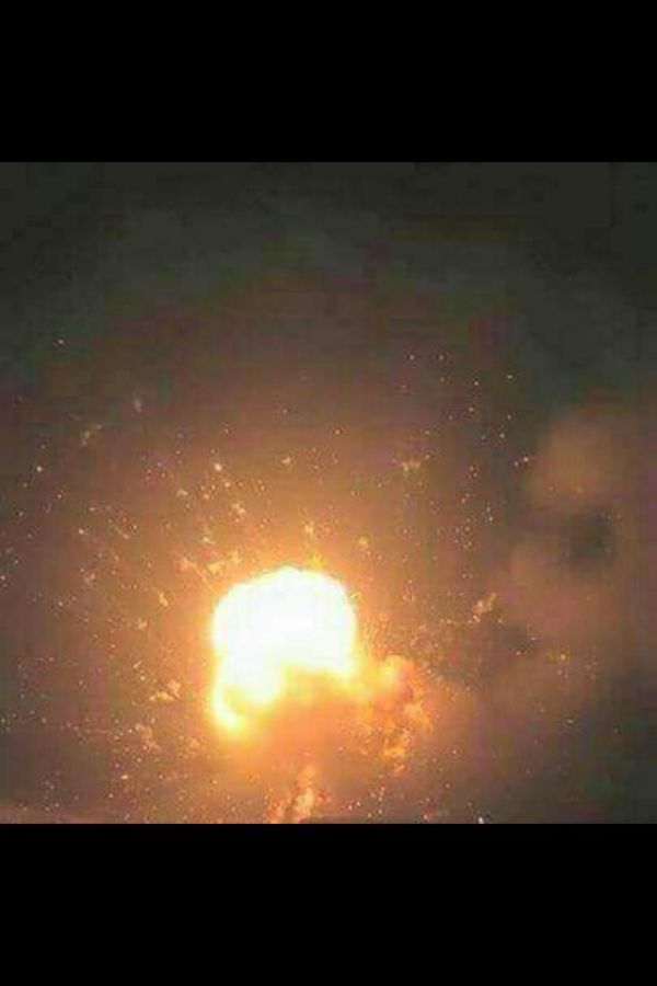 انفجارات ضخمة بأحد مخازن السلاح بمعسكر الحفا شرق صنعاء بعد قصفه من قبل طيران التحالف (صور)
