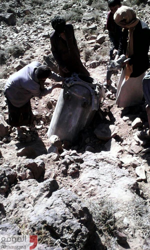 مواطنون في ذمار يعثرون على حطام صاروخ اطلقه الحوثيون الليلة الماضية (صور)