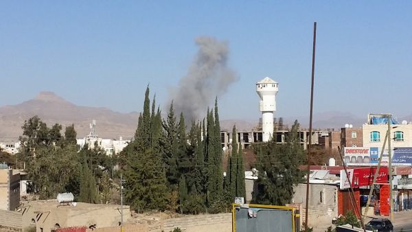 طيران التحالف يستهدف دار الرئاسة ومعسكر السواد وقاعدة الديلمي بالعاصمة صنعاء (صور)