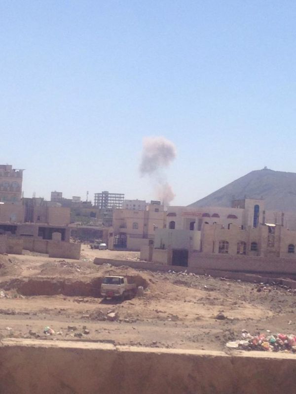 طيران التحالف يستهدف دار الرئاسة ومعسكر السواد وقاعدة الديلمي بالعاصمة صنعاء (صور)