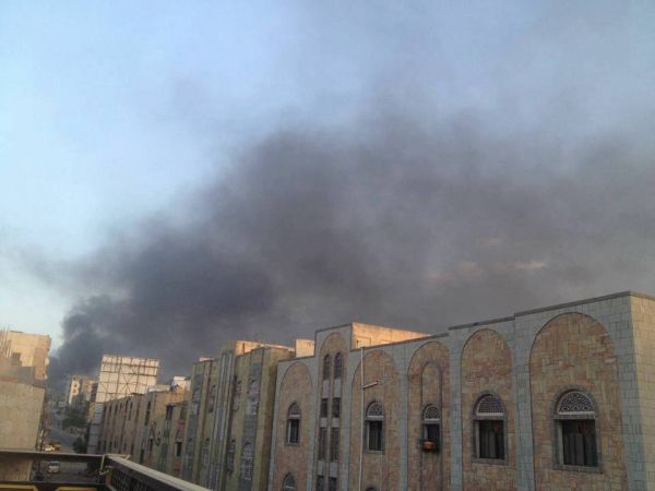 مليشيات الحوثي والمخلوع تحرق مصنع للبلاستيك في تعز