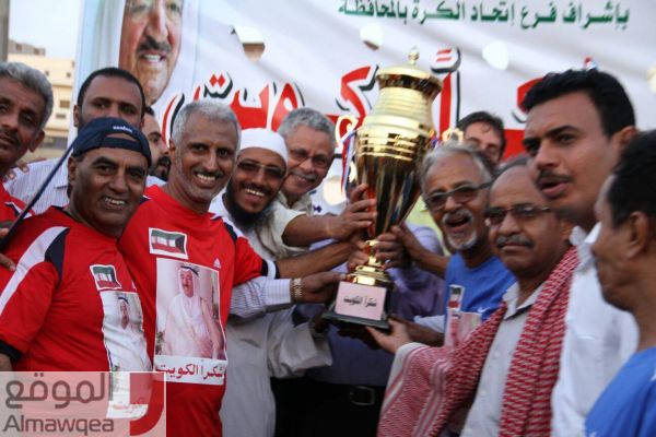 عدن.. قدامى لاعبي كرة القدم ينفذون فعالية رياضية يمنية كويتية (صور)