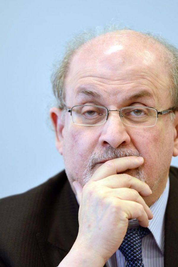 600 ألف دولار يرصدها إعلام إيران لرأس سلمان رشدي بعد 27 عاماً على فتوى الخميني