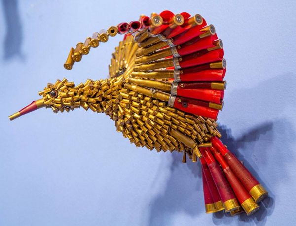 فنان كولومبي يحول آلاف الطلقات النارية إلى أعمال فنية بديعة  (صور)