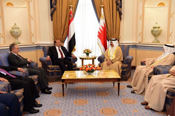 الرئيس هادي يصل البحرين ويشيد بدور القيادة والشعب البحريني في الوقوف إلى جانب اليمن ضد الإنقلاب