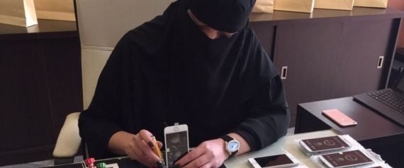 سعودية تكسر احتكار الرجال لصيانة الجوالات.. هذه قصتها
