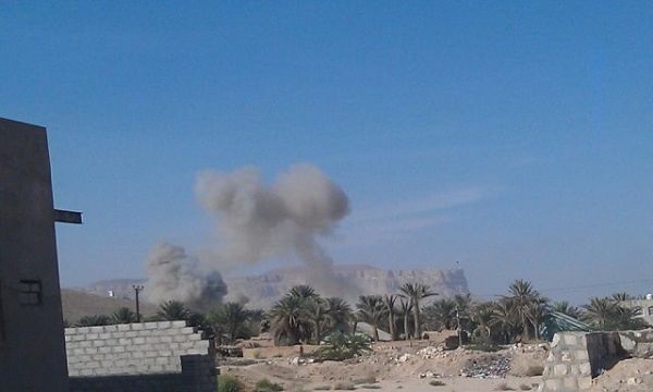 طيران التحالف العربي يقصف معسكرا لتنظيم القاعدة شرق المكلا (صور)