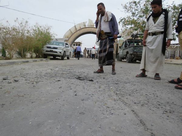 مأرب: مليشيات الحوثي والمخلوع تقصف مبناً سكنياً بصاروخ كاتيوشا