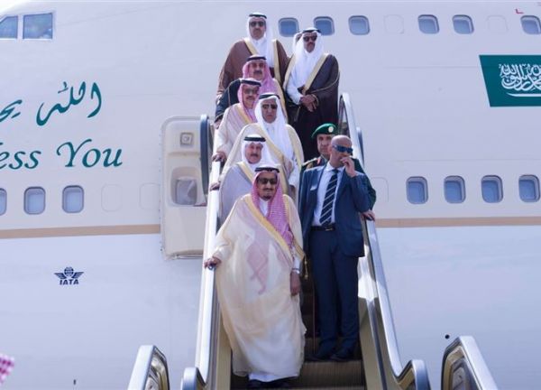 الملك سلمان يصل القاهرة في زيارة رسمية وصفت بالتاريخية