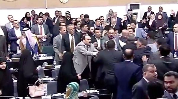 اشتباكات بالأيدي واعتصامات.. ونواب يصوتون على إقالة رئيس البرلمان العراقي