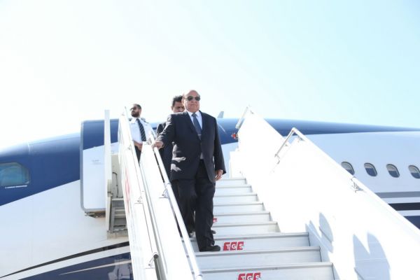 الرئيس هادي يعود إلى الرياض بعد مشاركته في أعمال القمة الإسلامية بتركيا