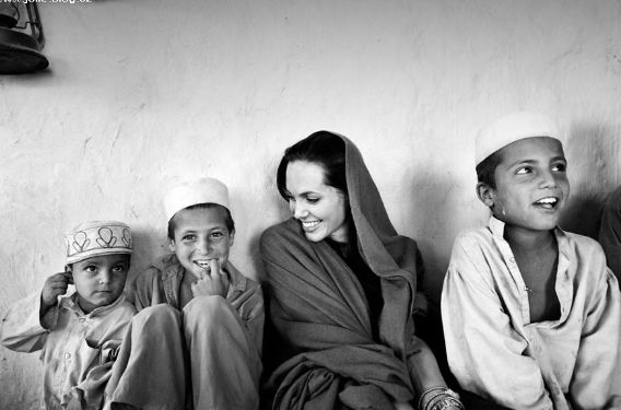 خمسة مشاهد من حياة «نجمة تنتظر الموت»: أرسلت خطاب وداع لـ«براد بيت» من أفغانستان