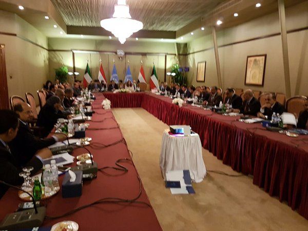 عاجل: بدء جلسة مشاورات موسعة بحضور جميع أعضاء وفدي الحكومة والإنقلابيين بالكويت