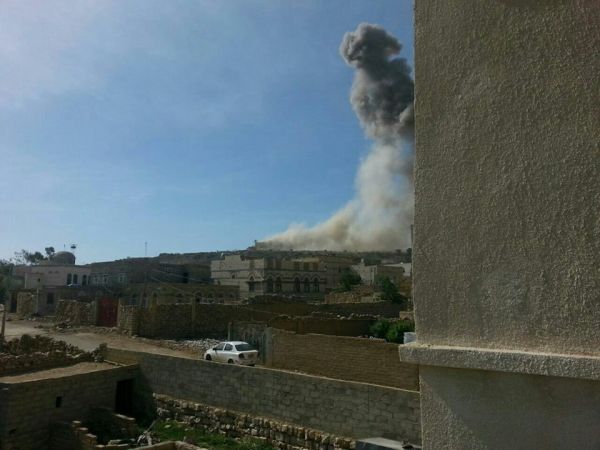طيران التحالف يقصف معسكرا استولى عليه الحوثيون في عمران بأكثر من 14 غارة (صور)