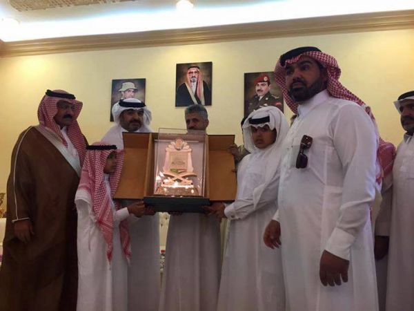 الشيخ حمود المخلافي يزور منزل العقيد السهيان قائد القوات السعودية الذي استشهد بباب المندب (صور)