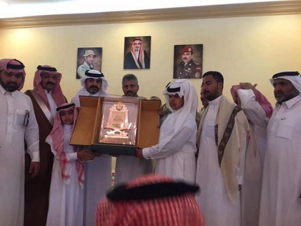 الشيخ حمود المخلافي يزور منزل العقيد السهيان قائد القوات السعودية الذي استشهد بباب المندب (صور)