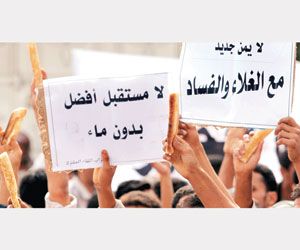 صحيفة تكشف اعتزام قيادات حوثية تقديم المخلوع للمحاكمة العسكرية بسبب تلاعبه في انهيار الريال