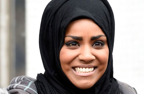 بريطانية مسلمة: فخورة بحجابي وأعاني من 