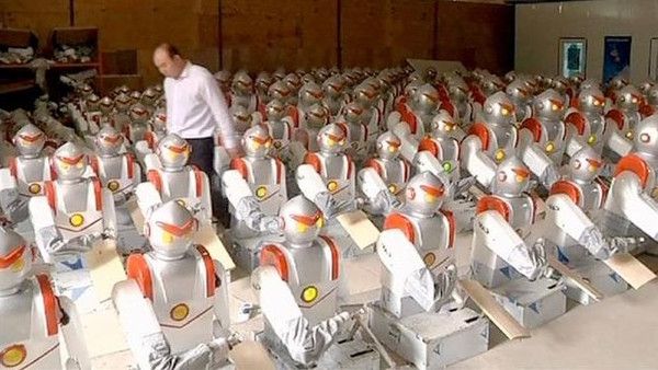 الروبوتات تجرد 60 ألف عامل في صانعة 