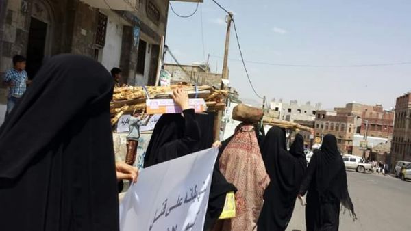 المليشيا تفرق بالقوة وقفة نسائية بالعاصمة صنعاء وتعتدي على المشاركات بأعقاب البنادق (صور)