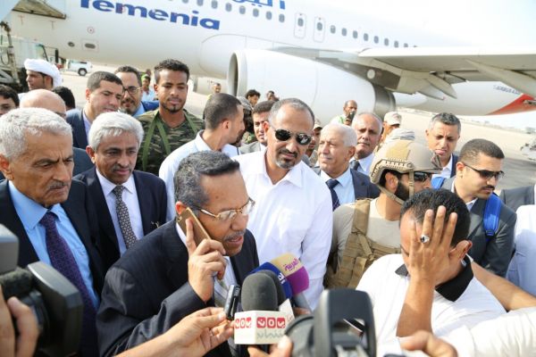 وصول رئيس الوزراء بن دغر مع كافة أعضاء الحكومة إلى عدن