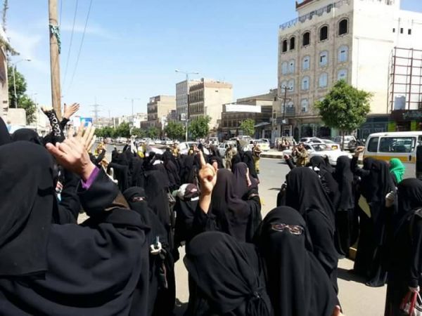 مليشيا الحوثي والمخلوع تعتدي على وقفة نسائية أمام النائب العام وتمنع تنفيذ أخرى أمام نقابة الصحفيين (صور)