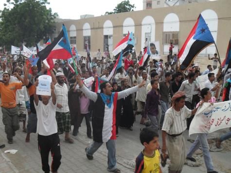 ناشطون في الحراك يدعون لتظاهرة ضد الحكومة الشرعية في عدن ومتابعون يؤكدون أنها تخدم الانقلابيين