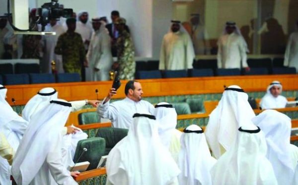 معركة بالأحذية تحت قبة البرلمان الكويتي (صور)