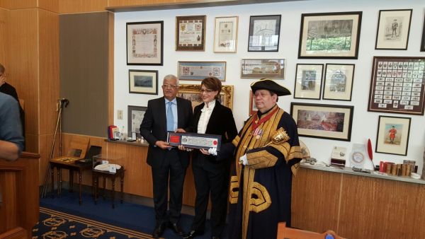 مدينة لندن تكرم الأكاديمية اليمنية مناهل ثابت بجائزة امتياز الحرية التي تمنح لعباقرة العالم (صورة)