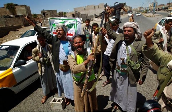 مليشيا الحوثي تطلق الرصاص وسط مسجد بعمران وتختطف مواطنا بحجة تعليقه صور 