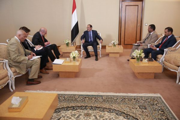 نائب السفير البريطاني لدى اليمن يلتقي الرئيس هادي والفريق الأحمر