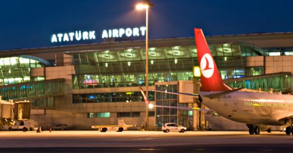 10 قتلى على الأقل، وعشرات الجرحى في تفجيرات انتحارية استهدفت مطار أتاتورك باسطنبول التركية (صور)