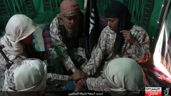 ارتفاع عدد ضحايا تفجيرات المكلا و"داعش" ينشر تفاصيل العمليات الانتحارية وصور المنفذين (صور)