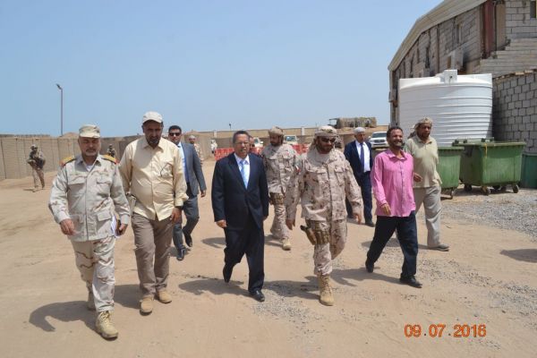 رئيس الوزراء يعقد اجتماعا بقيادة قوات التحالف العربي في عدن