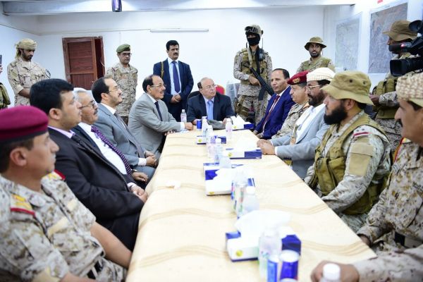 الرئيس هادي يلتقي قيادات المنطقة العسكرية الثالثة بمأرب ويحثهم على رفع الجاهزية