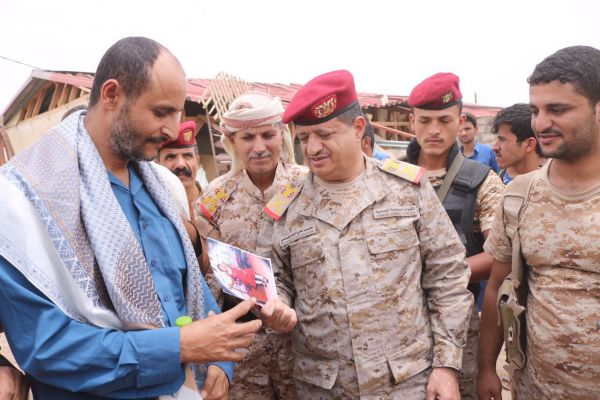 رئيس الأركان يزور عائلات ضحايا قصف الميليشيا لأطفال مأرب عشية العيد