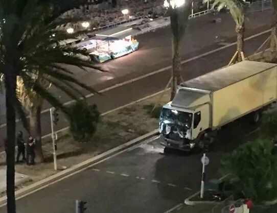 مقتل 73 شخصا وإصابة أكثر من 100 بعملية دهس نفذها سائق شاحنة لحشد جماهيري جنوب فرنسا (فيديو+صور)