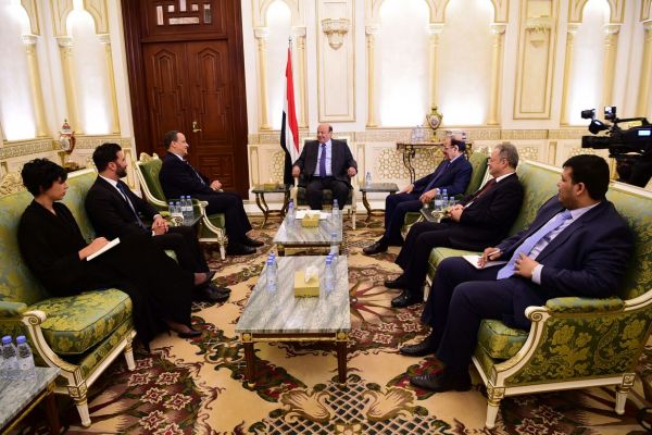 الرئيس هادي يلتقي المبعوث الأممي بحضور نائبه ووزير الخارجية
