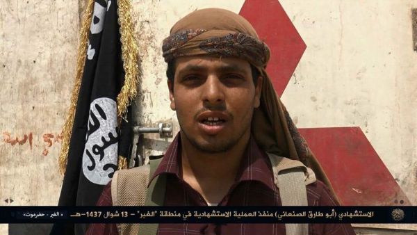 تنظيم القاعدة يعلن مسؤوليته عن الهجومين الانتحاريين الذين استهدفا نقاط عسكرية بالمكلا (صور)