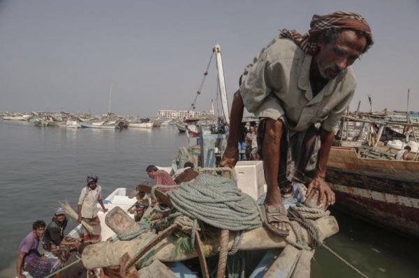 سفينة مجهولة تتسبب في غرق قارب لصيادين يمنيين في سواحل المهرة وفقدان ثلاثة أشخاص