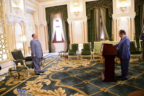 سفراء اليمن لدى البحرين والكويت والجامعة العربية يؤدون اليمين الدستورية أمام الرئيس هادي