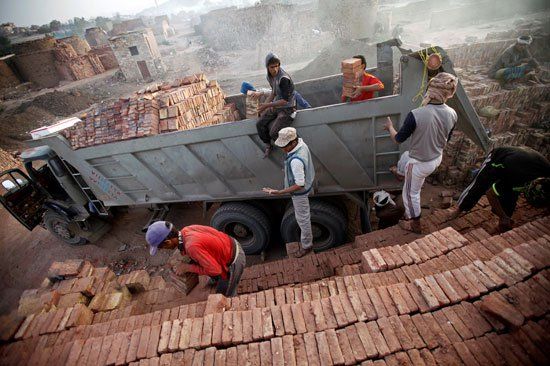 صناعة الطوب الطيني في اليمن.. بين التشييد والبناء ودمار ...