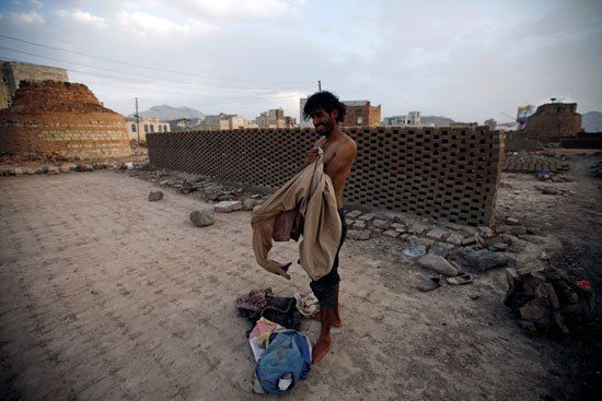 صناعة الطوب الطيني في اليمن.. بين التشييد والبناء ودمار الحرب (صور)
