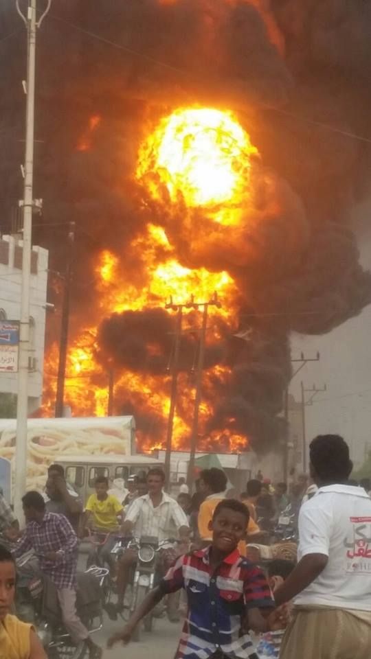 السيطرة على حريق نشب بأحد الأسواق السوداء لبيع المشتقات النفطية وسط الحديدة (صور)