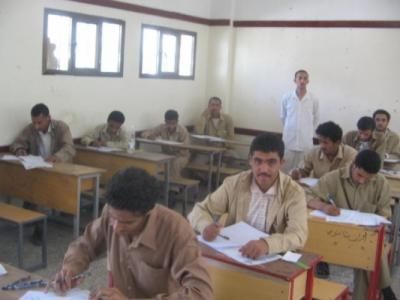 عمران : قيادي في مليشيا الحوثي يستخدم مكبرات الصوت لتسريب الغش في امتحانات الثانوية العامة